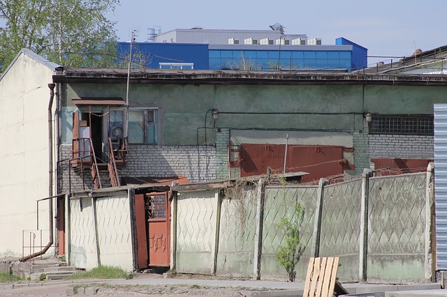 segmenty betonového plotu