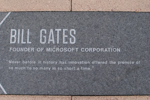 bill gates na pomníku
